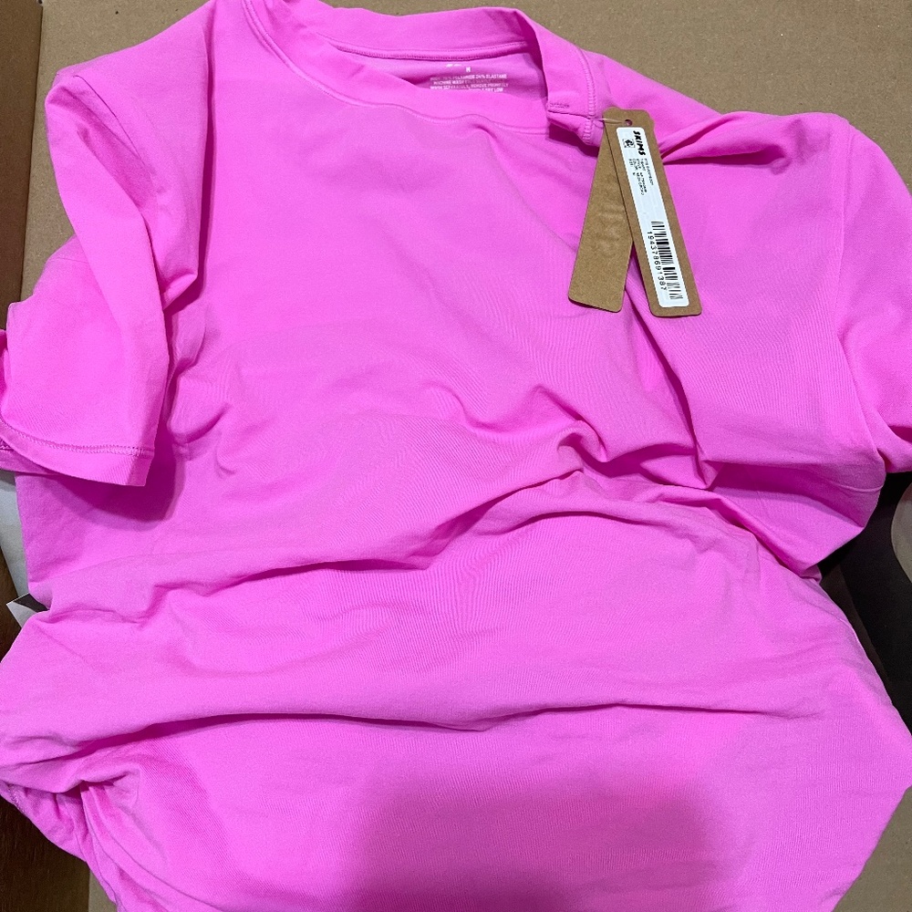 SKIMS Fits Everybody Shirt Medium Neon Orchid Short Sleeve NWT Limited Edition!